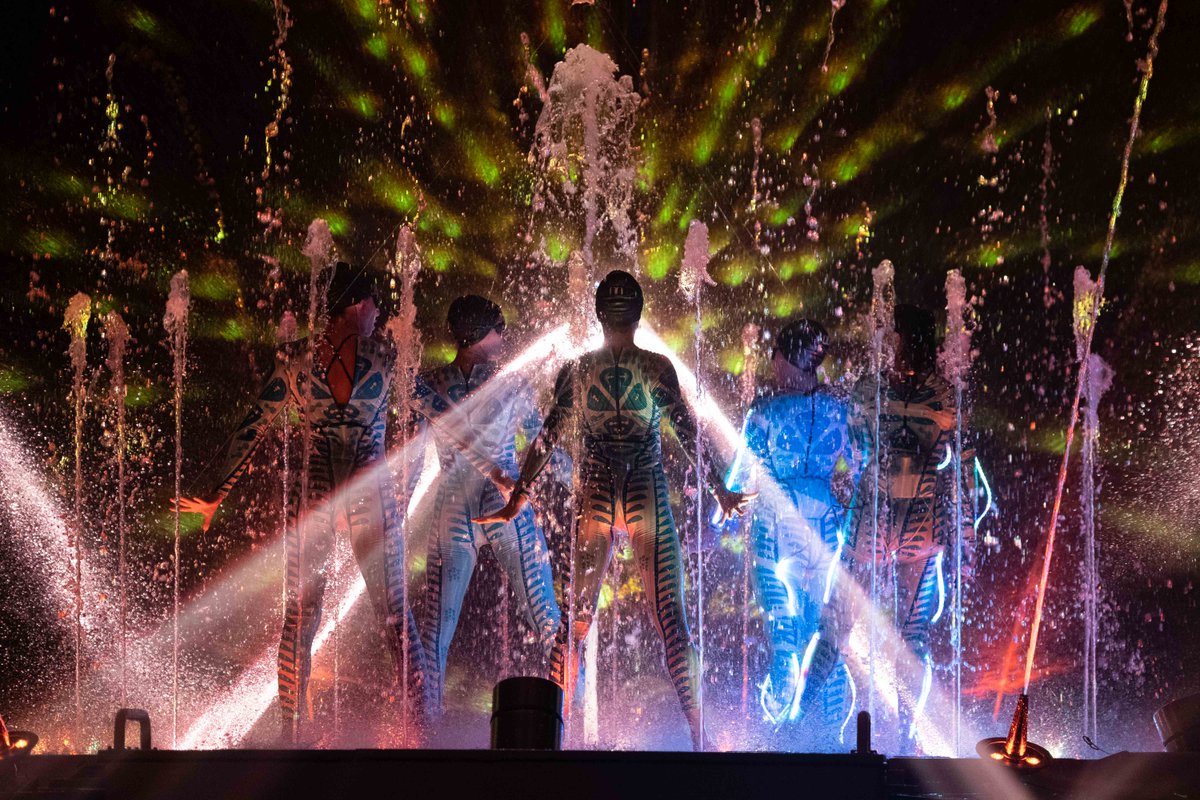 Ons moederbedrijf Fluidra bestaat 50 jaar. Dit werd groots gevierd met een spectaculaire watershow in Club Natació Atlètic Barceloneta (CNAB). Ruim 900 medewerkers van Fluidra waren aanwezig bij dit waterspektakel, dat we u niet willen onthouden! #Fluidra50jaar #waterspektakel