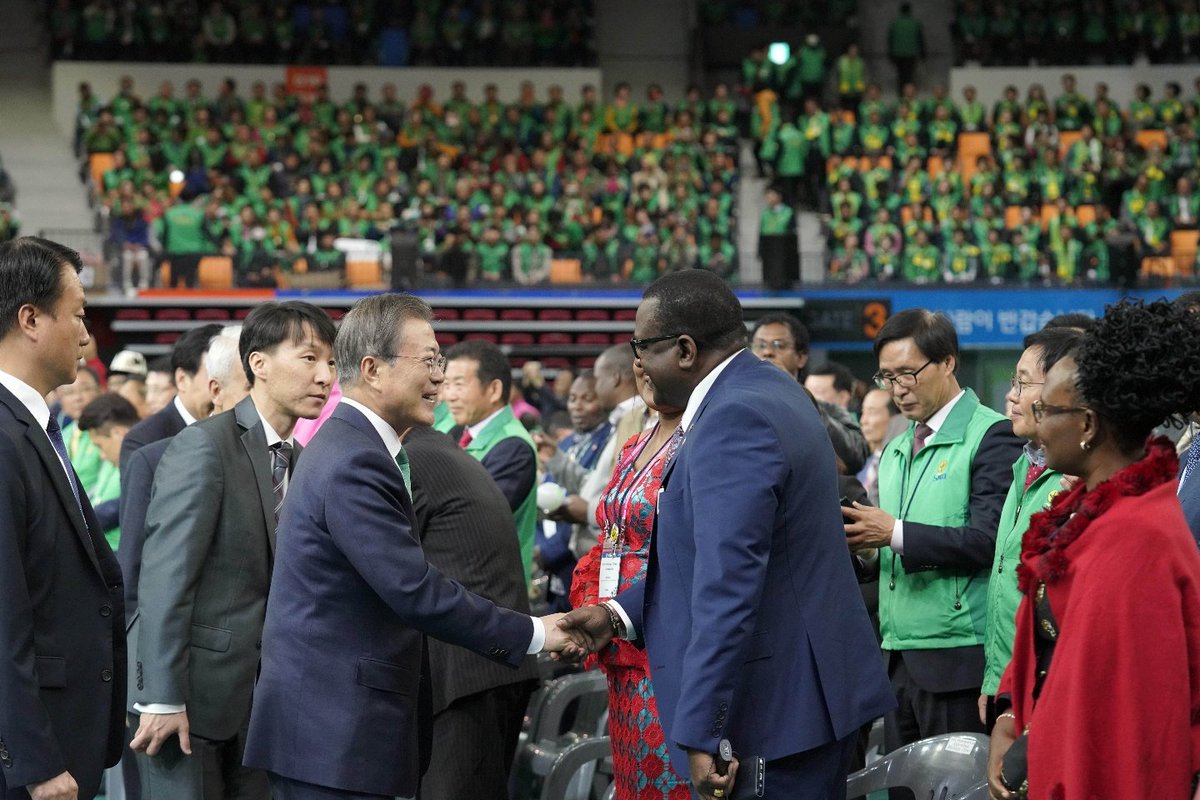 ‘새마을운동’은 살아있는 운동이 되어야 합니다.
우리는 함께하며 가난과 고난을 이겨냈습니다.
우리는 다시, 서로 돕고 힘을 모아
‘함께 잘사는 나라’를 완성해야 합니다.
상생과 협력, 국민통합과 주민참여의 주역이 되어주시고,
미래에 대한 희망을 키워주시길 바랍니다.
bit.ly/2PvETXJ