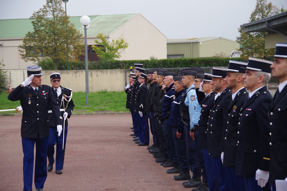 Prefet38's tweet photo. Lionel Beffre, préfet de l’Isère, a accueilli chaleureusement les 10 renforts de la @Gendarmerie affectés au quartier de reconquête républicaine de Villefontaine, l'Isle-d'Abeau et la Verpillière. Ils permettront notamment de renforcer le lien avec les populations. #PSQ #QRR https://t.co/8GYxbCkNxx