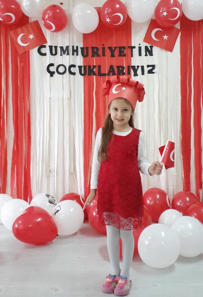 Ey yükselen yeni nesil! İstikbal sizsiniz. Cumhuriyeti biz kurduk, onu yükseltecek ve yaşatacak sizsiniz. Beyoğlu Belediyesi Hezarfen Anaokulları Örnektepe Semt Konağı Şubesi Anaokul öğrencilerimiz  29 Ekim Cumhuriyet Bayramını coşku ile kutladı. <a href="/haydaraliyildiz/">🇹🇷Haydar Ali YILDIZ</a>