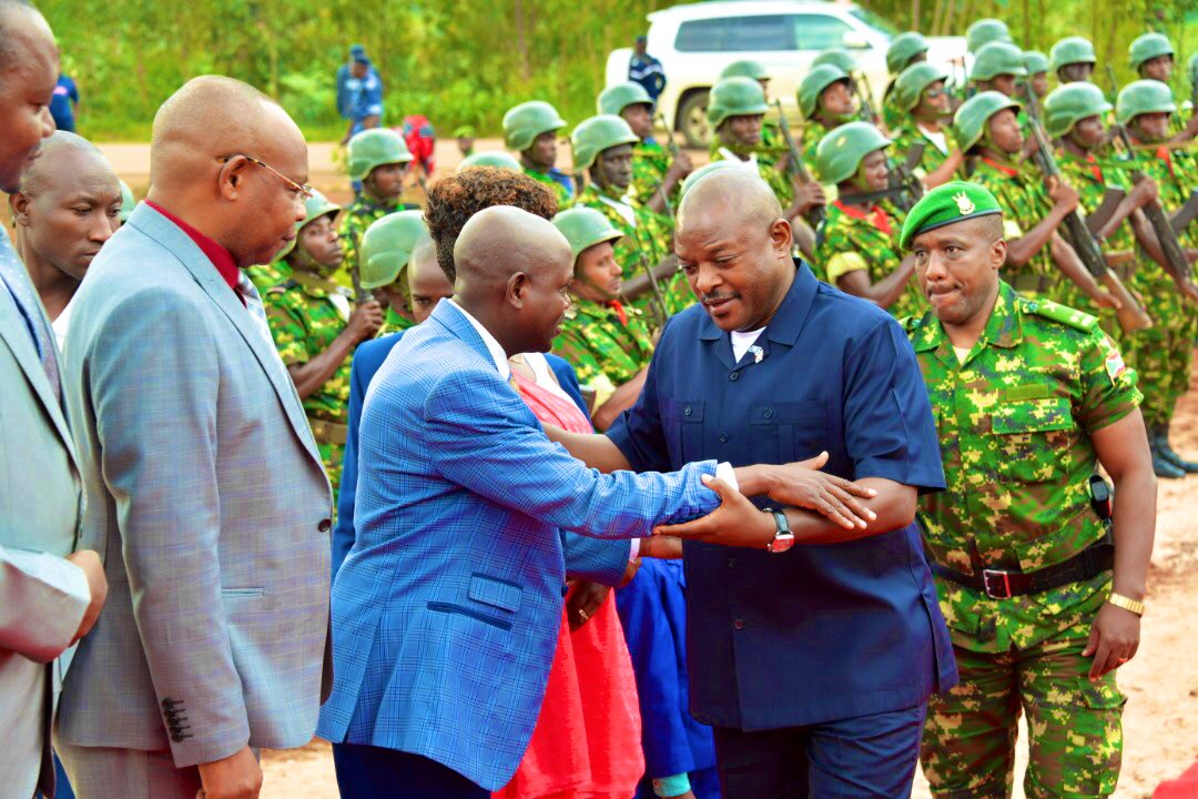 NtareHouse's tweet photo. #Burundi Le Président de la République S.E @pnkurunziza anime une séance de moralisation de la société au chef-lieu de la commune Kayokwe, à laquelle sont conviés les natifs, les administratifs et les Élus de @MwaroProvince. https://t.co/GPi0dj1A7n