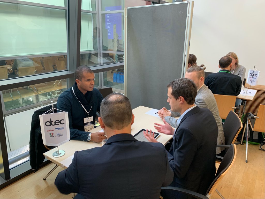 NRWBANK's tweet photo. Speeddating mal anders: #Gründer werden beim #InvestorenSpeeddating auf der #atec19 von der #NRWBANK (David Rahn, l.) rund um Finanzthemen beraten. #gründung #bewegtNRW Mehr Infos: https://t.co/kYIPPw4JRQ /ck https://t.co/S3EWRsKIsR