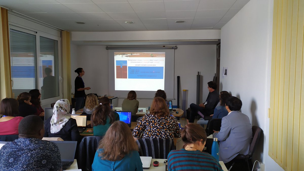 GAMECSIC's tweet photo. Nerea Piñeiro explains how to mesure real core depth with % compression and applying the correction factor in the laboratory. #ceabsbc #lifenatura #bluecarbon #sizingbluecarbon @ceabcsic @lifebluenatura @LIFEprogramme https://t.co/GI8pynRpe4