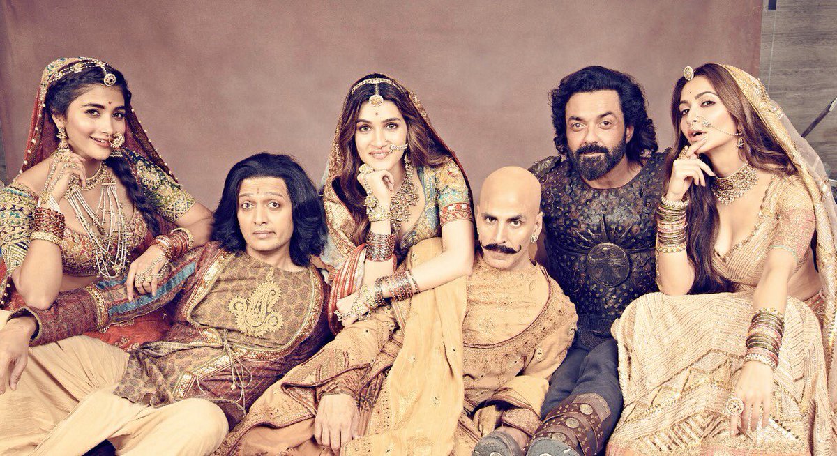 akshaykumar's tweet photo. Thank you for loving us and laughing with us. It is because of your love we are where we are today. Thanks to all my fans and audiences who have poured unconditional love on #HouseFull4. Thank you for showing us that nothing beats hate more than love. https://t.co/AY0dC8ZdY2