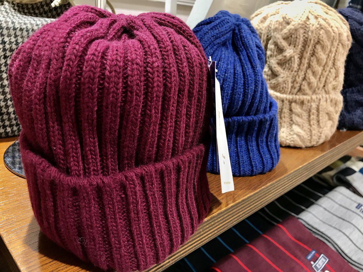 小田急百貨店 町田店 公式 柔らかな手触りのニット キャップをはじめ 着けたままでスマートフォンの操作ができる手袋など ウィンターシーズンを温かく快適に過ごすアイテムが続々登場中の スミス 気分を上げてくれるポップな カラーの冬小物たちは