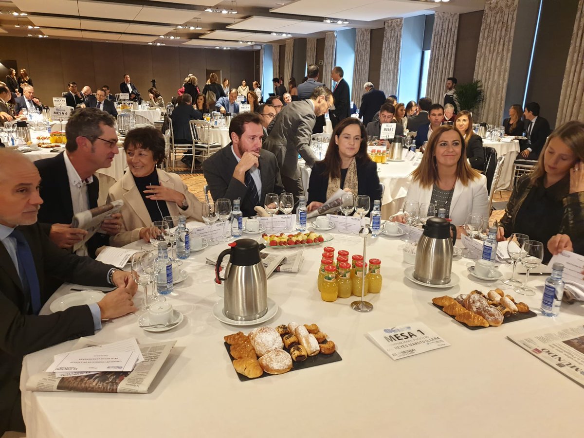 DelegGobCYL's tweet photo. ➡️ @mmjisasi13 acompaña a la ministra de @mincoturgob en funciones, @MarotoReyes durante su participación en el Club de Prensa, ‘Conversaciones Políticas’ de @elmundocyl, presentada por @oscar_puente_ en un acto moderado por el director del periódico, #PabloLago. https://t.co/sBCK3j8L7I