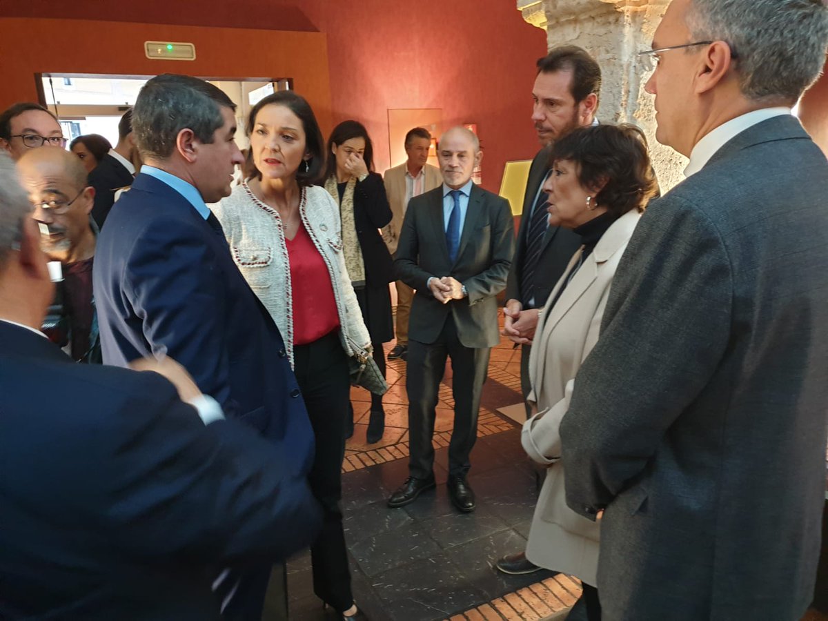 DelegGobCYL's tweet photo. ➡️ @mmjisasi13 acompaña a la ministra de @mincoturgob en funciones, @MarotoReyes durante su participación en el Club de Prensa, ‘Conversaciones Políticas’ de @elmundocyl, presentada por @oscar_puente_ en un acto moderado por el director del periódico, #PabloLago. https://t.co/sBCK3j8L7I