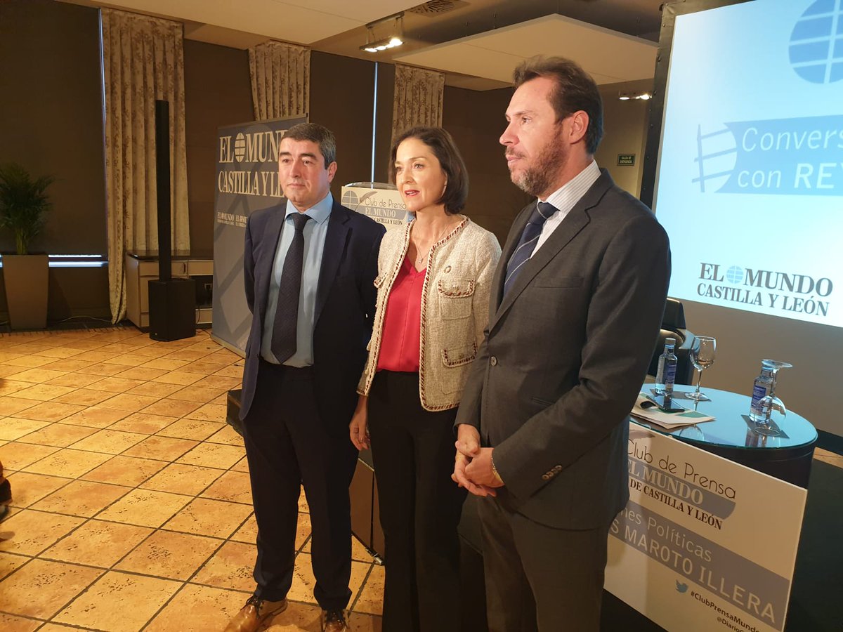 DelegGobCYL's tweet photo. ➡️ @mmjisasi13 acompaña a la ministra de @mincoturgob en funciones, @MarotoReyes durante su participación en el Club de Prensa, ‘Conversaciones Políticas’ de @elmundocyl, presentada por @oscar_puente_ en un acto moderado por el director del periódico, #PabloLago. https://t.co/sBCK3j8L7I