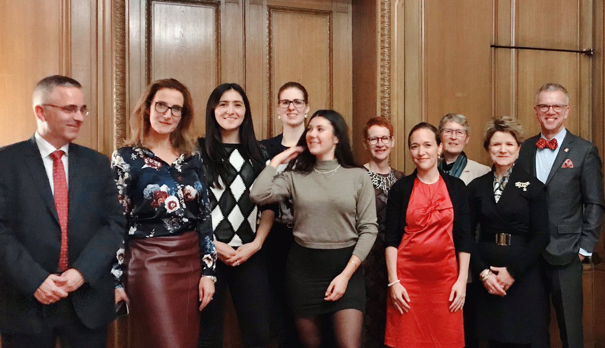 BotSchweizDE's tweet photo. Frauenpower auf der @CHBotschaftDE: Abendessen mit 🇩🇪#Gründerinnen aus 3 Generationen zum Auftakt des Besuchs von StS Ineichen #seco. Viel Unternehmerinnengeist rund um den Tisch. Man(n) ist beeindruckt und zieht den Hut! @weiber_eg @katjanettesheim @FrauenZukunft https://t.co/TlajnN2KzP