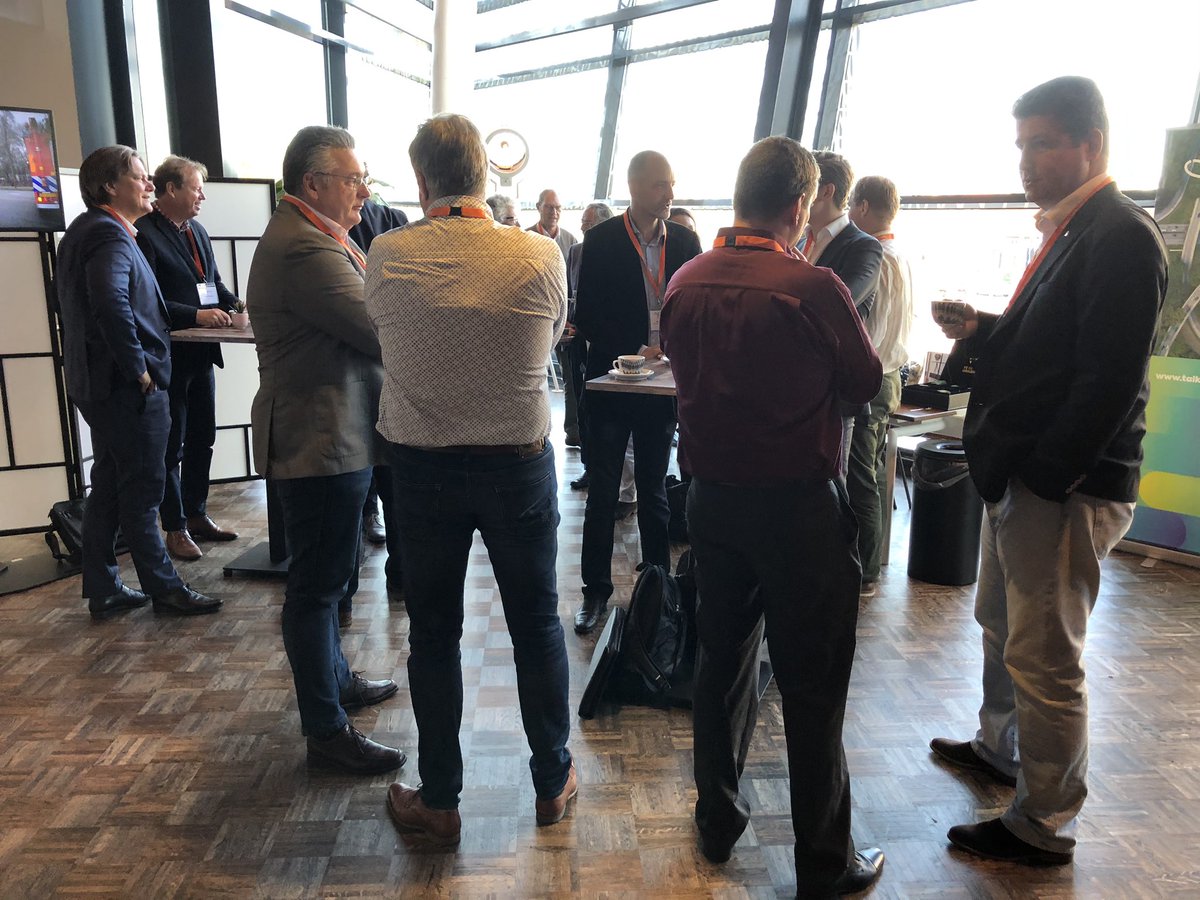 talking_traffic's tweet photo. Vanochtend een speciale editie van de Roadshow Talking Traffic voor het openbaar vervoer: over prioriteit bij slimme verkeerslichten, duurzaamheid, comfort en verkeersveiligheid! En straks de bus in voor een tour door de Deventer praktijk 🚌! #talkingtraffic https://t.co/VApGp0WrFg