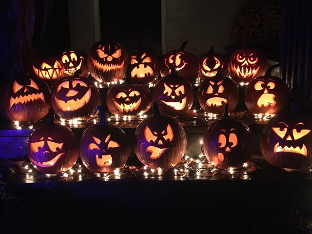 MelissaLeeOnTV's tweet photo. Check these out! Brian Ford in #Wynantskill carved each of these. He should have a total of 40 pumpkins by Wednesday! #Halloween19 https://t.co/4OgBl1EKoI