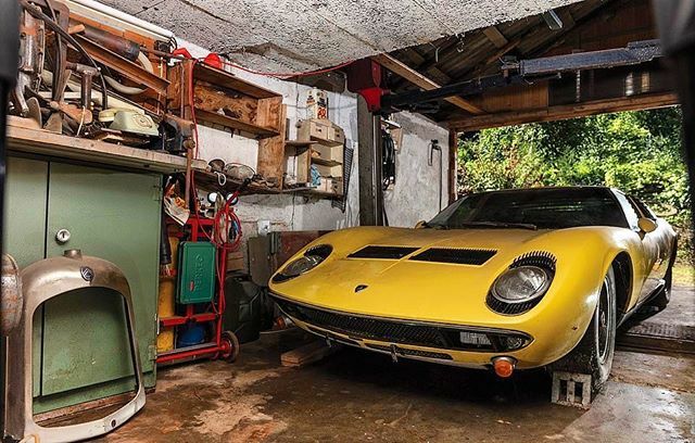 Peak ‘Barn Find’ envy.
.
In my garage is a couple of tools, bikes and junk. In his a 1976 @lamborghini Miura which just sole for £1.2m via 📸 @sothebys .
.
.
#auction #lamborghini #classiccars #barnfind #barnfinds bit.ly/2qVb0pF