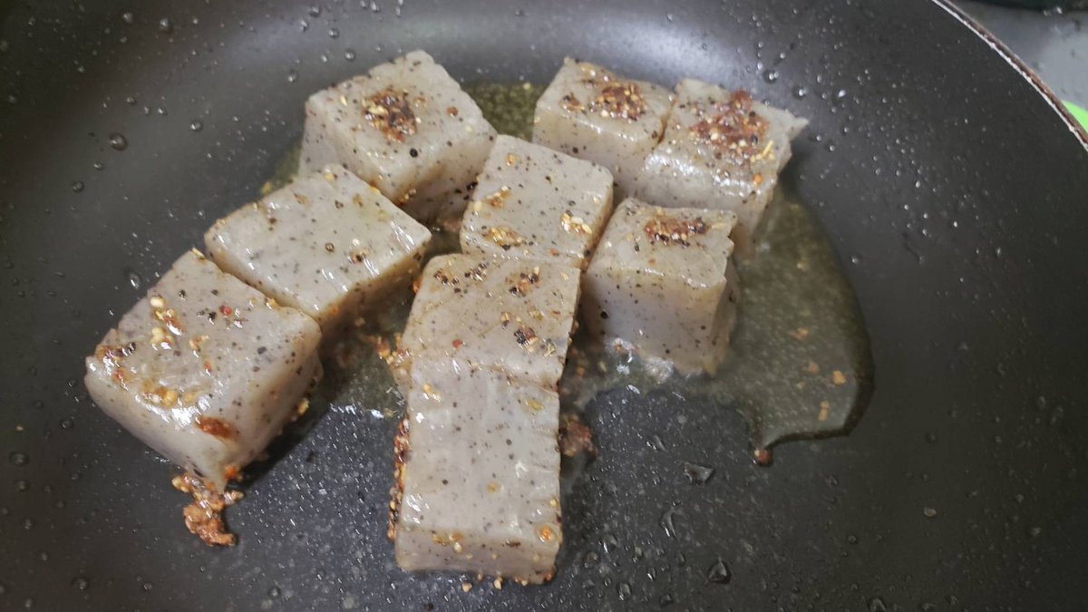 リュウジ 料理のおにいさんバズレシピ こんにゃくとステーキ醤油のおかげで低糖質なのにこの旨さ こんにゃく のスパイスサイコロステーキ こんにゃく150gは両面に格子状の切れ目を入れ小さめの一口大に切りサラダ油小2で焼き目をつけステーキ醤油