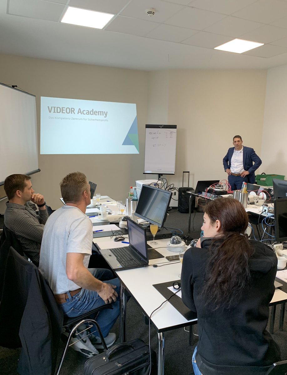 andy_keikus's tweet photo. Heute ein individueller Workshop im Rahmen der @VIDEOR #Academy bei unserem Partner vor Ort!
Viele interessante Themen, viel Hardware zum selber klicken! https://t.co/MgM9obezx1