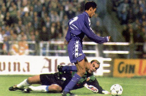 JLSanchez78's tweet photo. 25 años del nacimiento de una Leyenda: @RaulGonzalez
Todo empezó en La Romareda... Y acabó allí. De 1994 a 2010 una carrera ejemplar. https://t.co/9XlRseoc9R