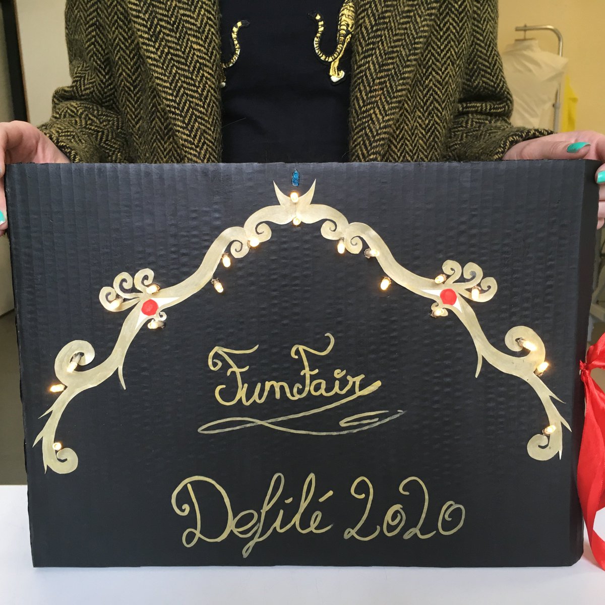 albertdemun's tweet photo. 👗#Défilé Albert de Mun 2020 #FunFairStories 👉⏰Top Chrono ! Nos jeunes stylistes-modélistes présentent leur dossier de style : univers créatif, croquis !
#fashionshow #ecolemode https://t.co/jkjaHTE6V1