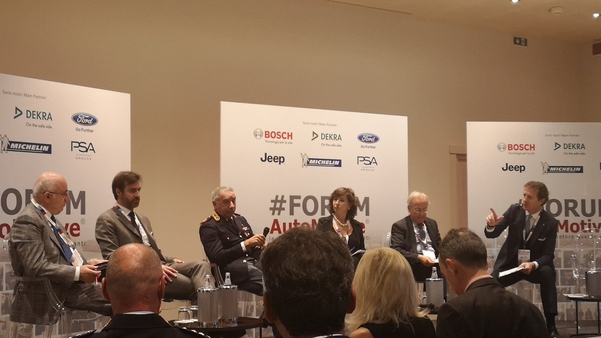 Zuluca's tweet photo. "La strada non è un intervallo tra due appuntamenti. La distrazione dell’utilizzo del cellulare alla guida sullo stesso piano di uso di droga e alcol"

@FORUMAutoMotive  #FORUMAutoMotive https://t.co/qBF0wJ8tAi