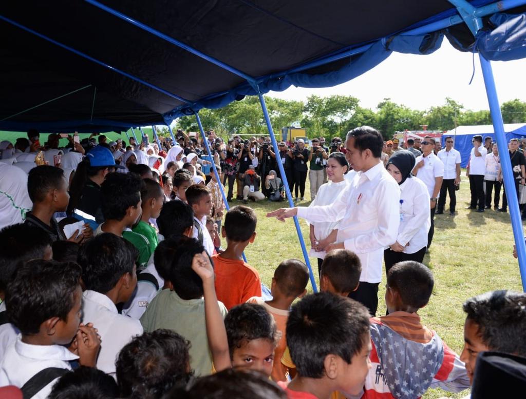 Seharian ini saya di dua kota yang belum lama diguncang gempa bumi: pagi di Ambon, siang di Palu. 

Di dua daerah itu, selain rekonstruksi dan pembangunan baru rumah warga, pemerintah juga memperbaiki fasilitas-fasilitas publik yang rusak.