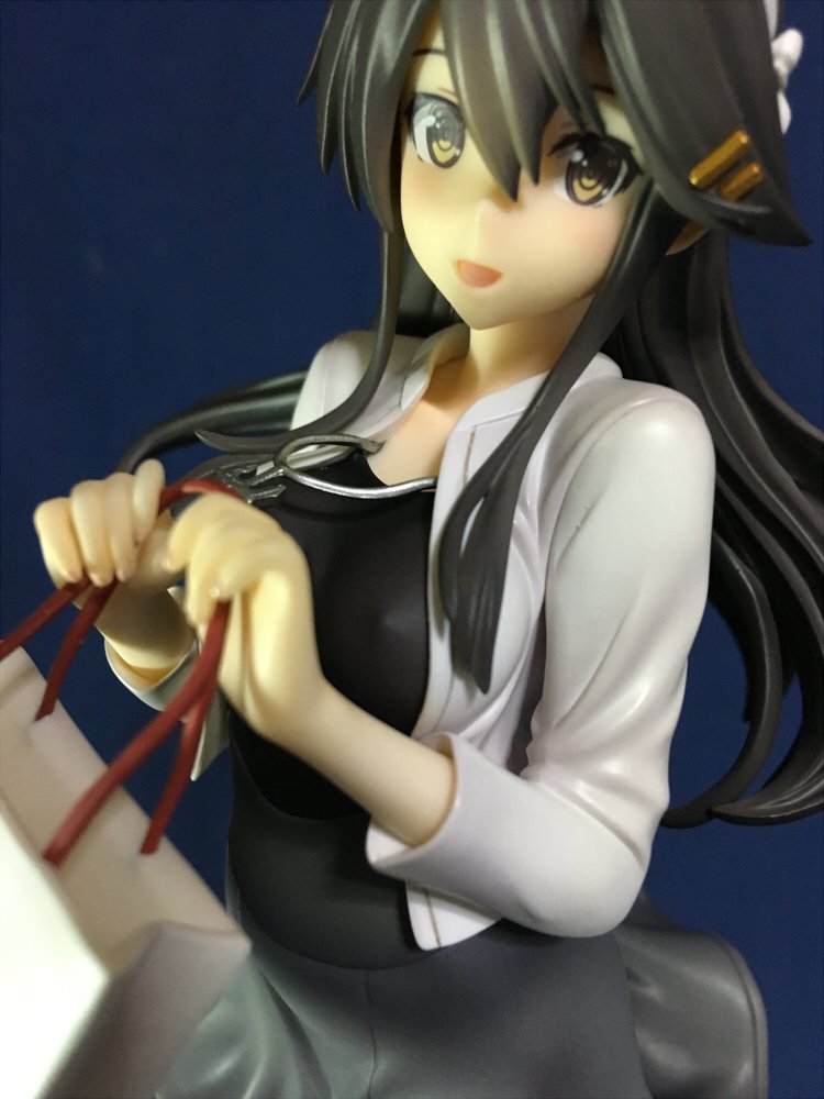 これは榛名が提督とのデートに浮かれすぎてうっかりブラつけ忘れとかそういう…? とにかくお顔めっちゃ可愛いし、ヘアピンやカチューシャ、小物もGOODデス。うーん可愛い 