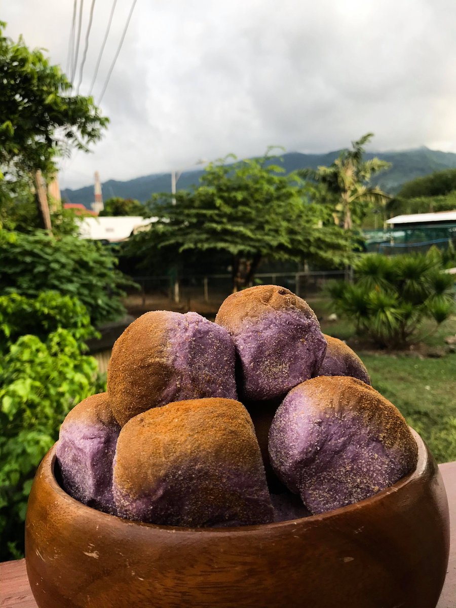 PhilippineStar's tweet photo. Pandesal with a twist!  🤤

A baker from Barangay Bucal in Calamba City offers ube-flavored pandesal with cheese filling! (Photos courtesy of South Snags) https://t.co/jv0vldHj9q