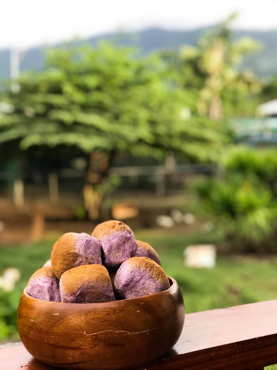 PhilippineStar's tweet photo. Pandesal with a twist!  🤤

A baker from Barangay Bucal in Calamba City offers ube-flavored pandesal with cheese filling! (Photos courtesy of South Snags) https://t.co/jv0vldHj9q