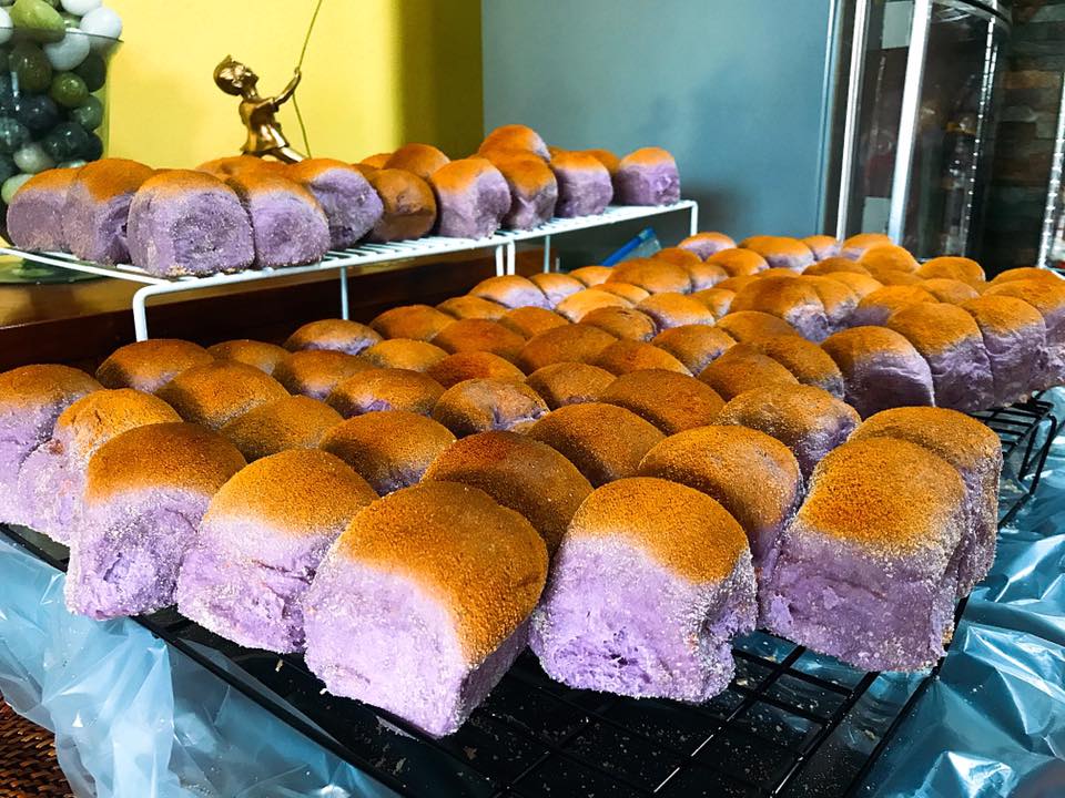 PhilippineStar's tweet photo. Pandesal with a twist!  🤤

A baker from Barangay Bucal in Calamba City offers ube-flavored pandesal with cheese filling! (Photos courtesy of South Snags) https://t.co/jv0vldHj9q
