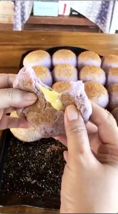 PhilippineStar's tweet photo. Pandesal with a twist!  🤤

A baker from Barangay Bucal in Calamba City offers ube-flavored pandesal with cheese filling! (Photos courtesy of South Snags) https://t.co/jv0vldHj9q