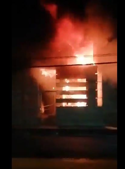 spnr69's tweet photo. #Chili : contre tout pouvoir - suivi des journées des 26, 27 et 28 octobre https://t.co/m3biG9IATF et petit complément sur le week-end https://t.co/wtx6RldQSA #revolt #riots https://t.co/TgGs3TapkE