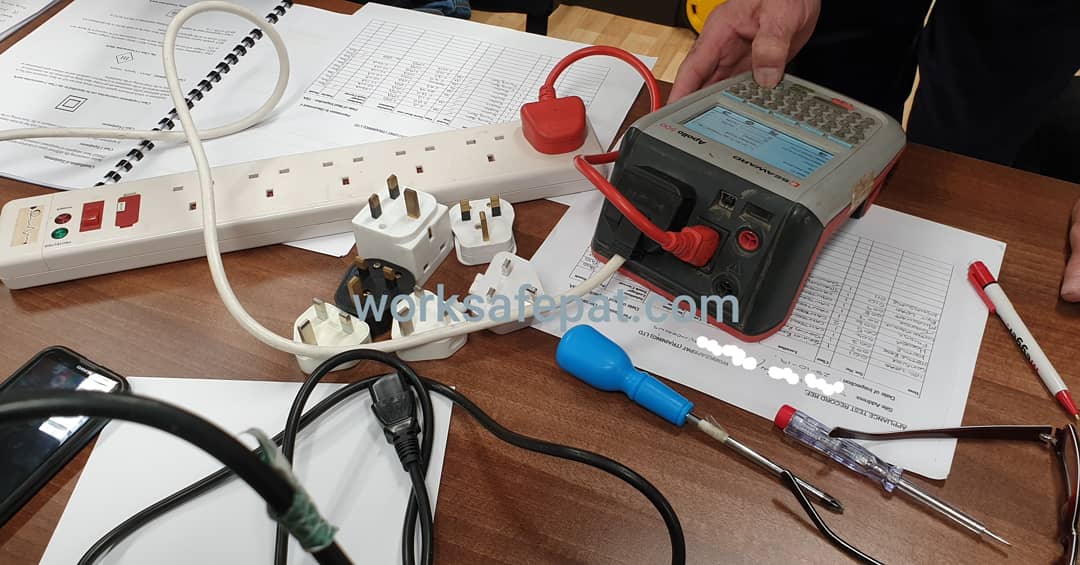 WORKSAFEPAT's tweet image. Workplace #PATTestingCourse demonstration. Performing #ElectricalSafety testing of Surge Protected Equipment using a #Seaward #Apollo 500. Testing at 500VDC and 250VDC. #Worksafepat