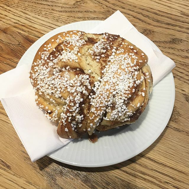 Breakfast in my favorite place 
with my favorite sweet 
#kanelbullar 😍