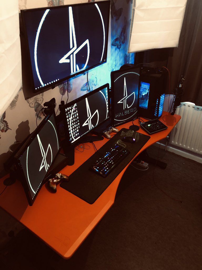HalberdDesks's tweet photo. Get a good look at this week's #SetupOfTheWeek 👀 

Doesn't @Messiah2627's setup look like a proper battlestation?

It's just *mwah*

https://t.co/BCHcUtWQj1

#HalberdDesks https://t.co/kZacZ23eAc