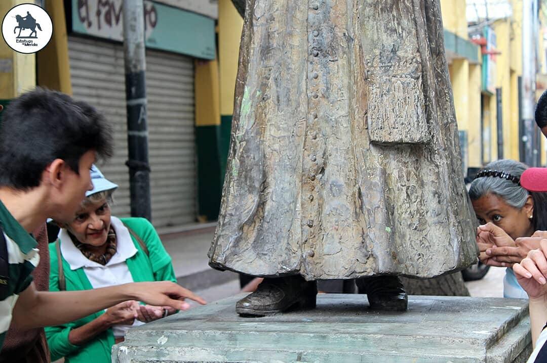 estatuasmerida's tweet photo. #DesdeLaPlaza iniciamos nuestra #VisitaGuiada por la #Ruta3 y nos reencontramos con el monumento al arzobispo Rafael Pulido Méndez.
.
#EstatuasdeMerida #meridavenezuela #estatuas #turismoVenezuela #WalkingTour https://t.co/a4GXWvtaV4