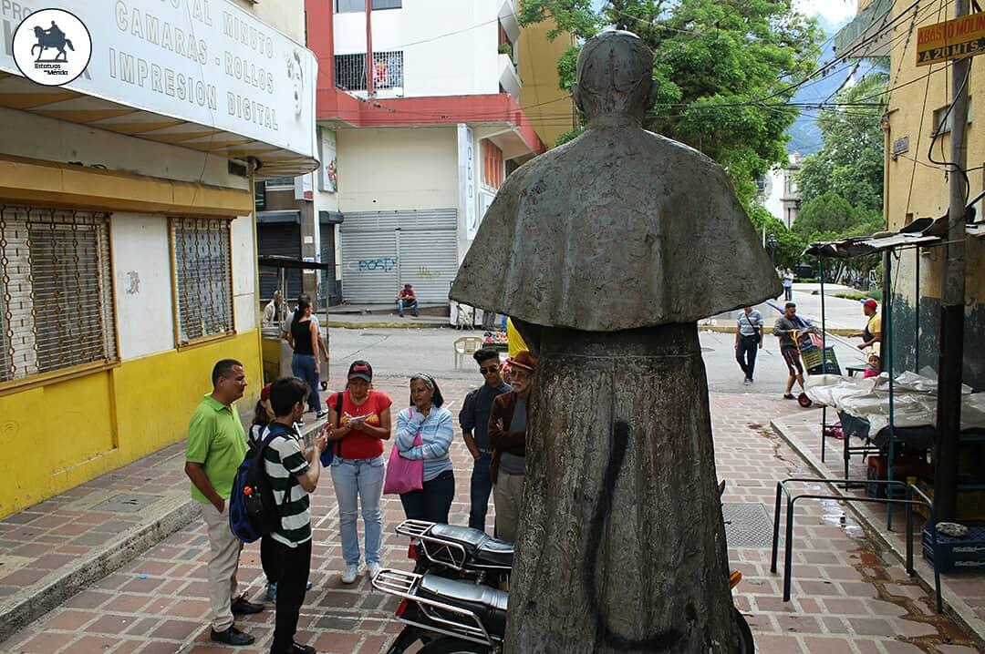 estatuasmerida's tweet photo. #DesdeLaPlaza iniciamos nuestra #VisitaGuiada por la #Ruta3 y nos reencontramos con el monumento al arzobispo Rafael Pulido Méndez.
.
#EstatuasdeMerida #meridavenezuela #estatuas #turismoVenezuela #WalkingTour https://t.co/a4GXWvtaV4