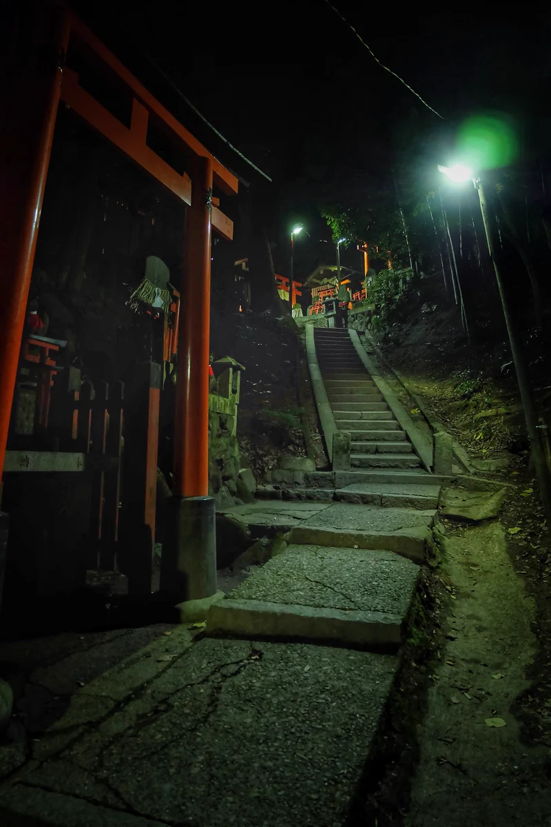 夜に行くには覚悟が必要？夜の伏見稲荷の和製ホラゲ感が凄い！