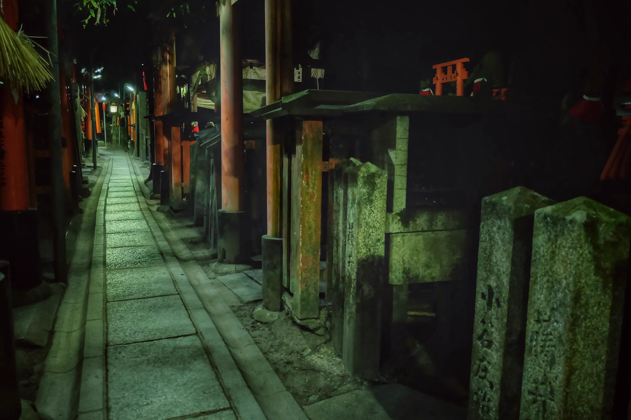 夜に行くには覚悟が必要？夜の伏見稲荷の和製ホラゲ感が凄い！