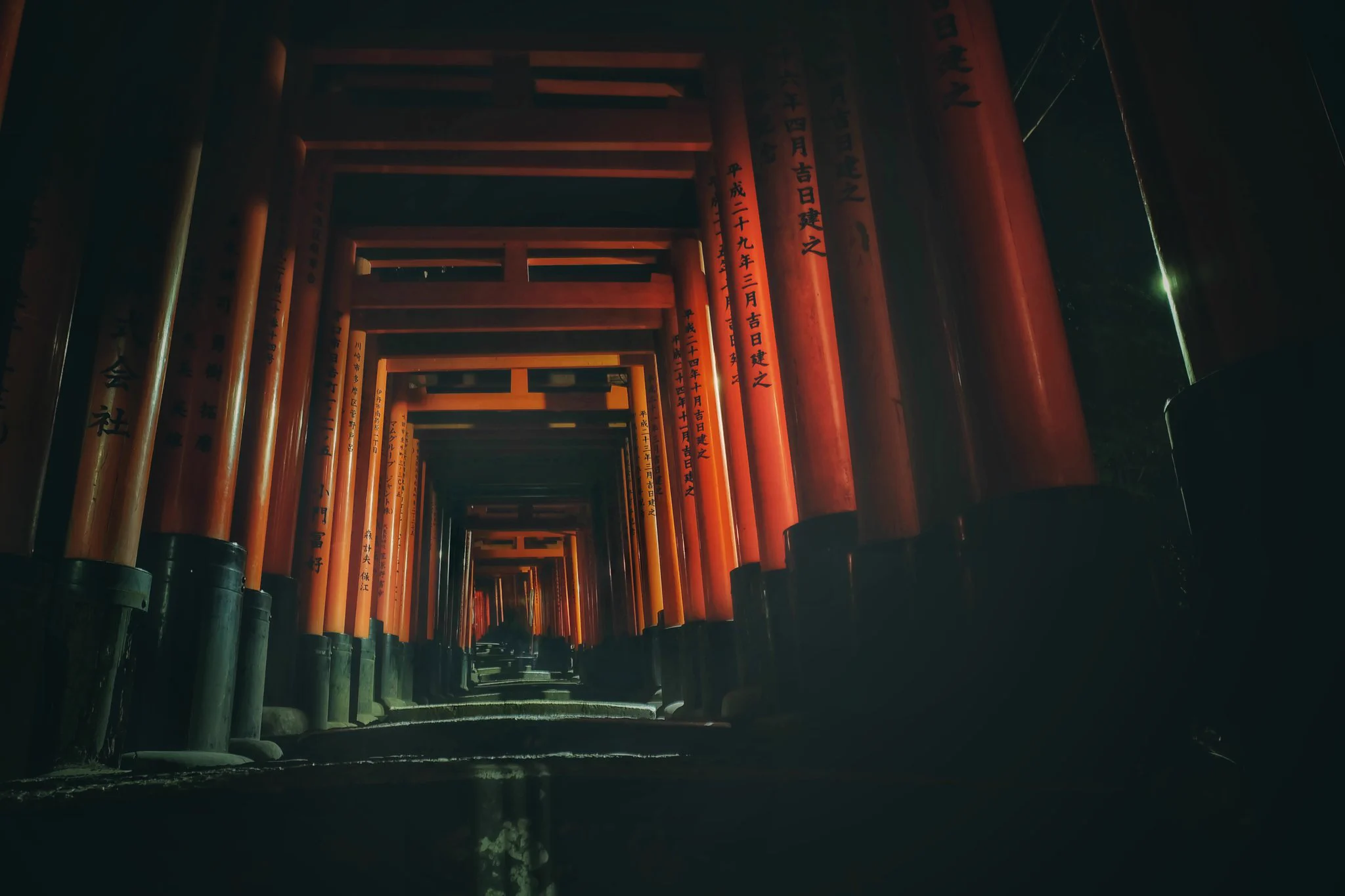 夜に行くには覚悟が必要？夜の伏見稲荷の和製ホラゲ感が凄い！