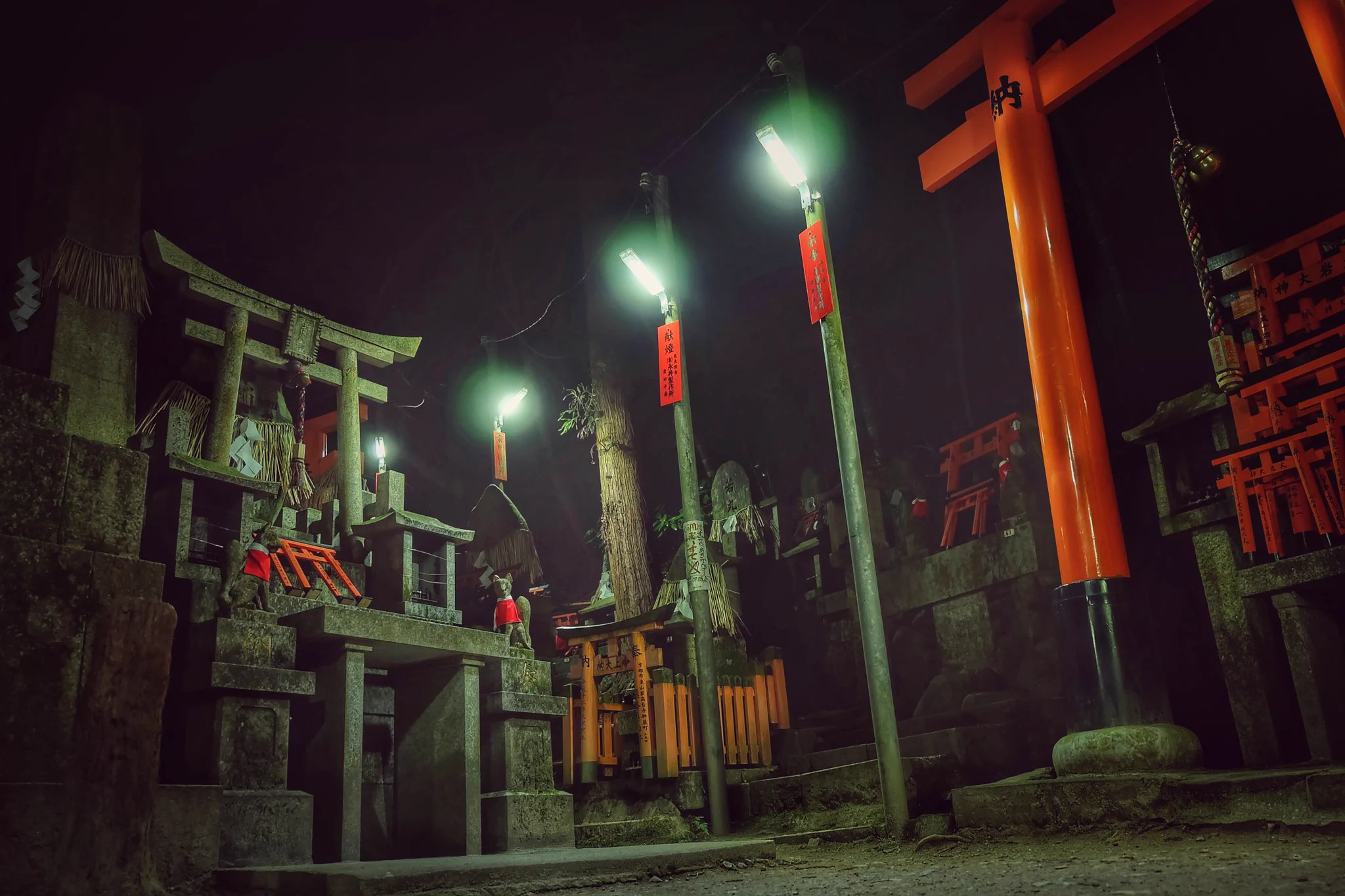 夜に行くには覚悟が必要？夜の伏見稲荷の和製ホラゲ感が凄い！