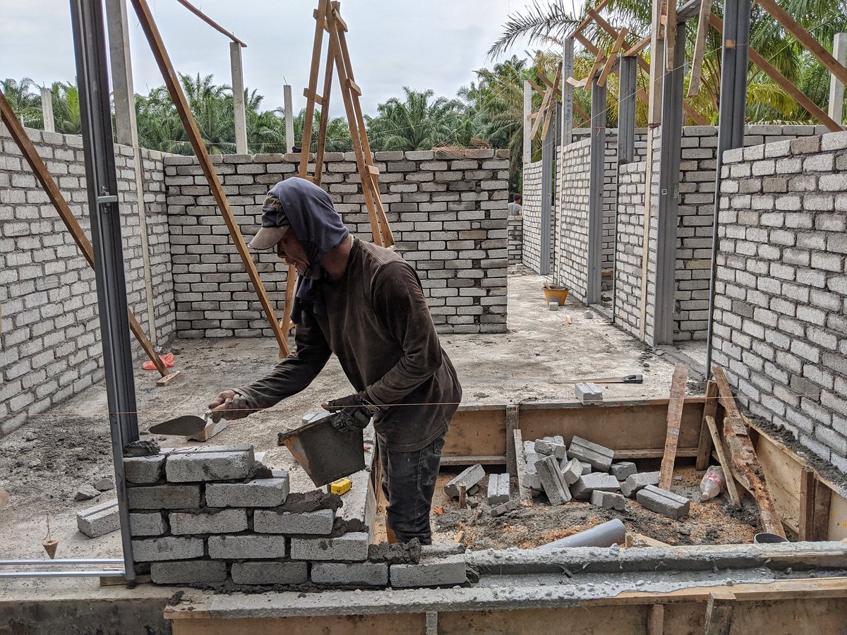 Update 29/10/2019- Dengan limitasi budget, buat 700sqf sebiji rumah. Insyaallah ada 7 buah pintu.- Batu-bata, pasir, simen, mesin bancuh simen semua dah ready.- Risau musim hujan, lori hantar barang sangkut sbb tanah merah mendap.- 6 orang pekerja siapkan rumah.