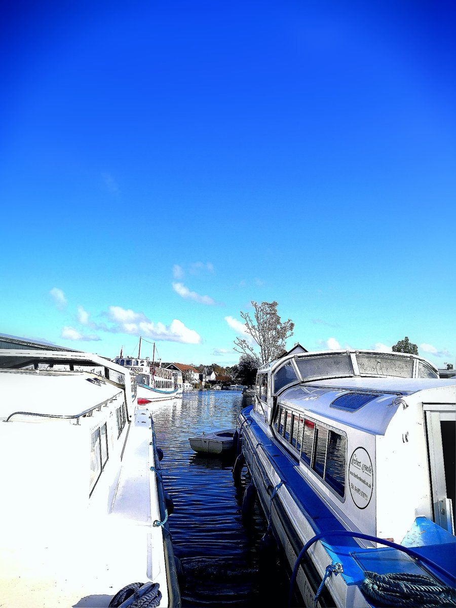 Last few hours in Wroxham before we head off to Salhouse. The weather is being kind for BBQ later #sunny #bootiful