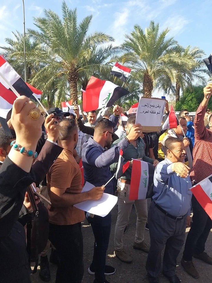 موظفو شركة نفط #البصرة يتظاهرون في موقع الزقورة.
#العراق_ينتفض 
#العراق
#نازل_اخذ_حقي