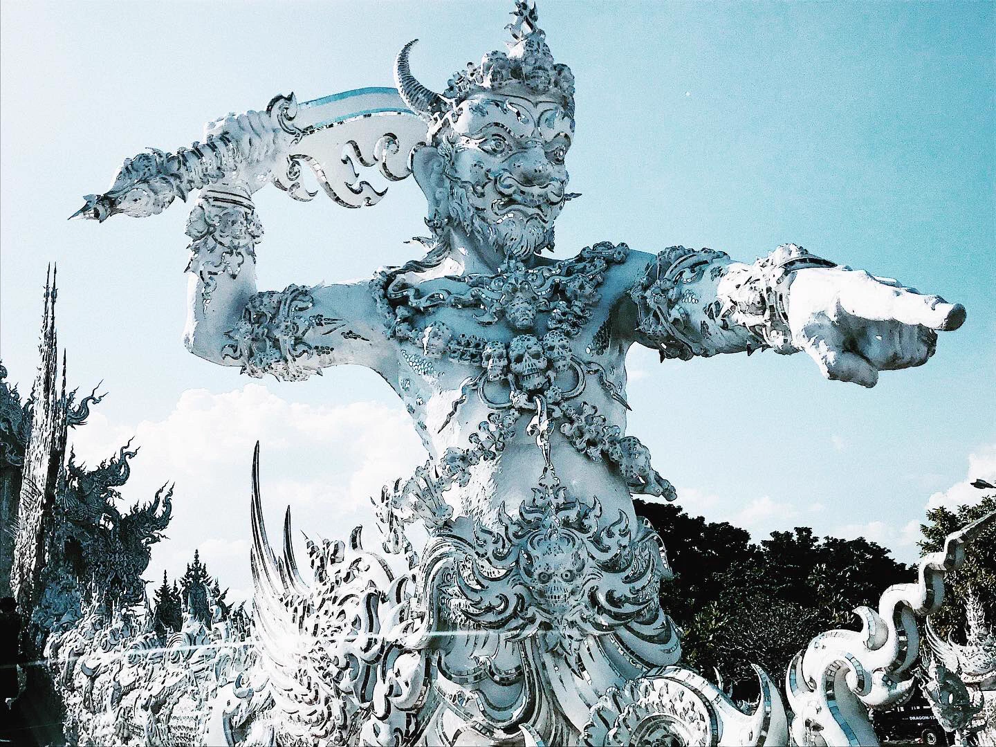 全てが真っ白で幻想的！タイの『ホワイトテンプル』