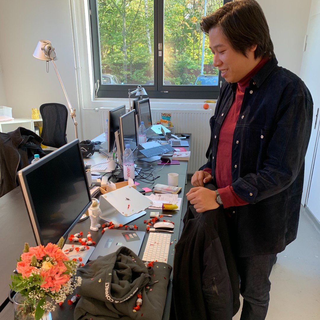 Unser neuer Kollege Dinh Vu hat heute als Business Analyst seinen ersten Tag bei uns. Happy welcome! 😍

Wir freuen uns riesig, dass Du mit an Bord bist 🎉

 #digitalapartment #digitalthoughtleaders #digital #homeandliving #startup #business #interior #newcolleagues #team