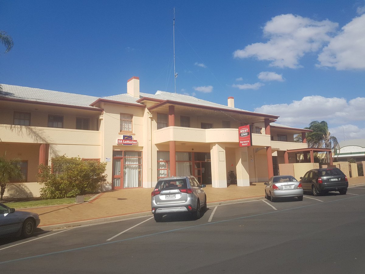  #PubCrawl: I spent the night at the  #Barmera Hotel Motel.My mate described The Oasis Room as one of the Riverland's best-kept secrets.Built in 1932, this hotel is not far from beautiful Lake Bonney.It's rumoured there are ghosts, but I didn't catch any. Maybe next time. #beer