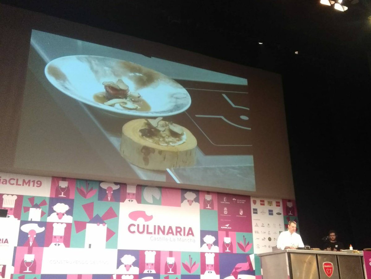 culinariaclm's tweet photo. Disfrutando la magia de @FranChefMaralba , partiendo de  3 sencillos ingredientes aplicando técnicas complejas para ver en directo un resultado de 2* Michelin GUAU!! #castillalamancha  #gastronomia  #turismo https://t.co/EUSWbA2wVL