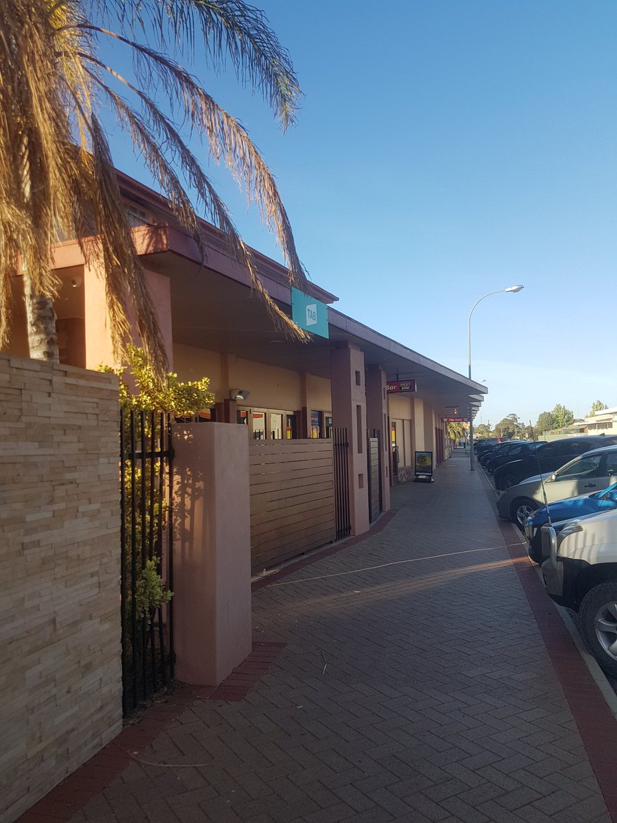  #PubCrawl: I spent the night at the  #Barmera Hotel Motel.My mate described The Oasis Room as one of the Riverland's best-kept secrets.Built in 1932, this hotel is not far from beautiful Lake Bonney.It's rumoured there are ghosts, but I didn't catch any. Maybe next time. #beer