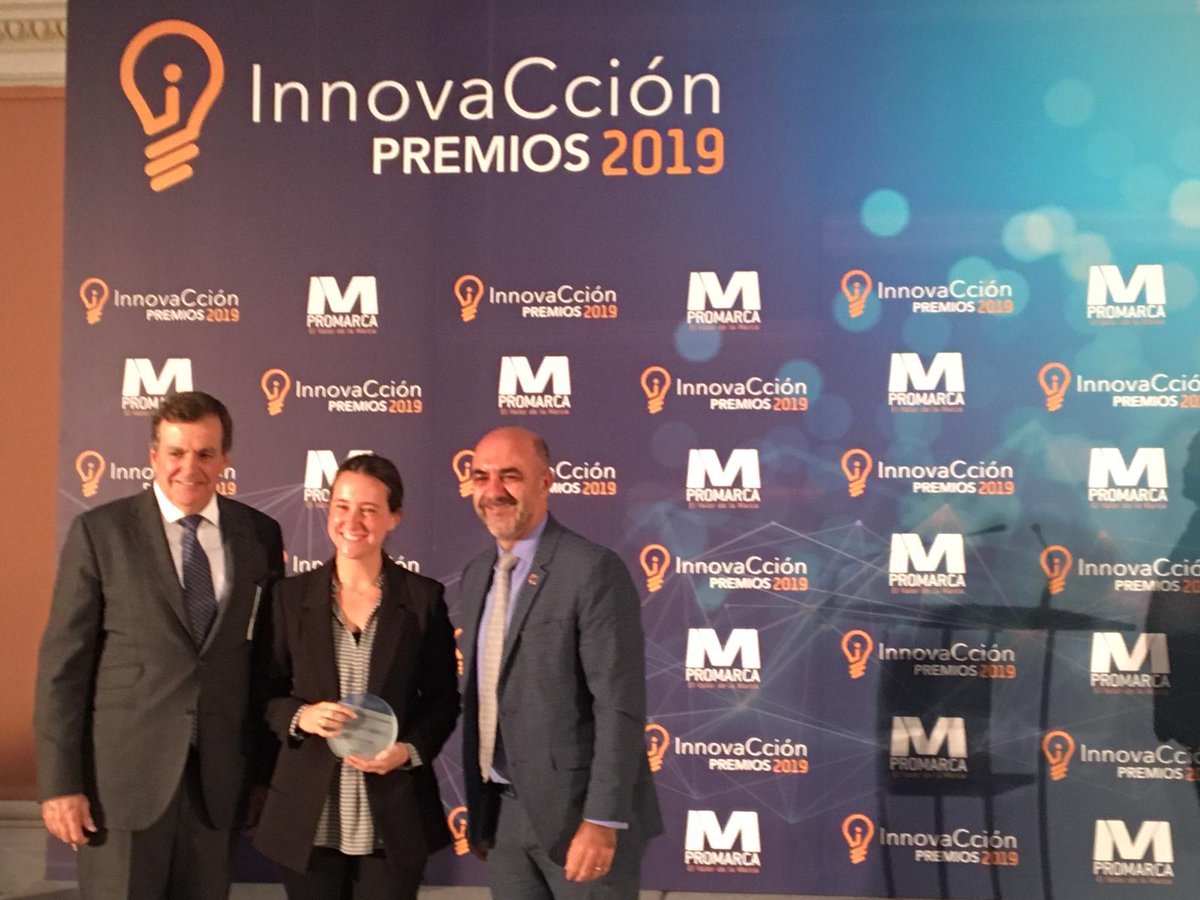 PG_Espana's tweet photo. Natalia Sánchez de León, Brand Manager de Home Care Iberia, recoge los #PremiosInnovaCción, en la categoría #Innovación #Sostenible por el lanzamiento de Fairy Ocean, gracias @promarcaspain! https://t.co/5uvPvuS6s2
