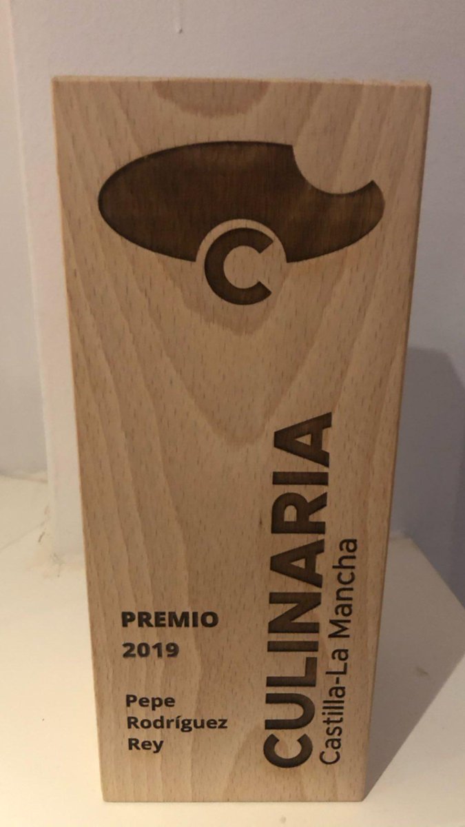Pepe_elBohio's tweet photo. No estoy de coña... pero ayer me dieron un premio en la segunda edición de @culinariaclm.
En tres días dos premios! No se que he hecho, pero si se lo que haré: seguir trabajando con toda mi alma para dignificar la cocina de mi tierra!
Muchas gracias por este reconocimiento! https://t.co/uplInx5mWa