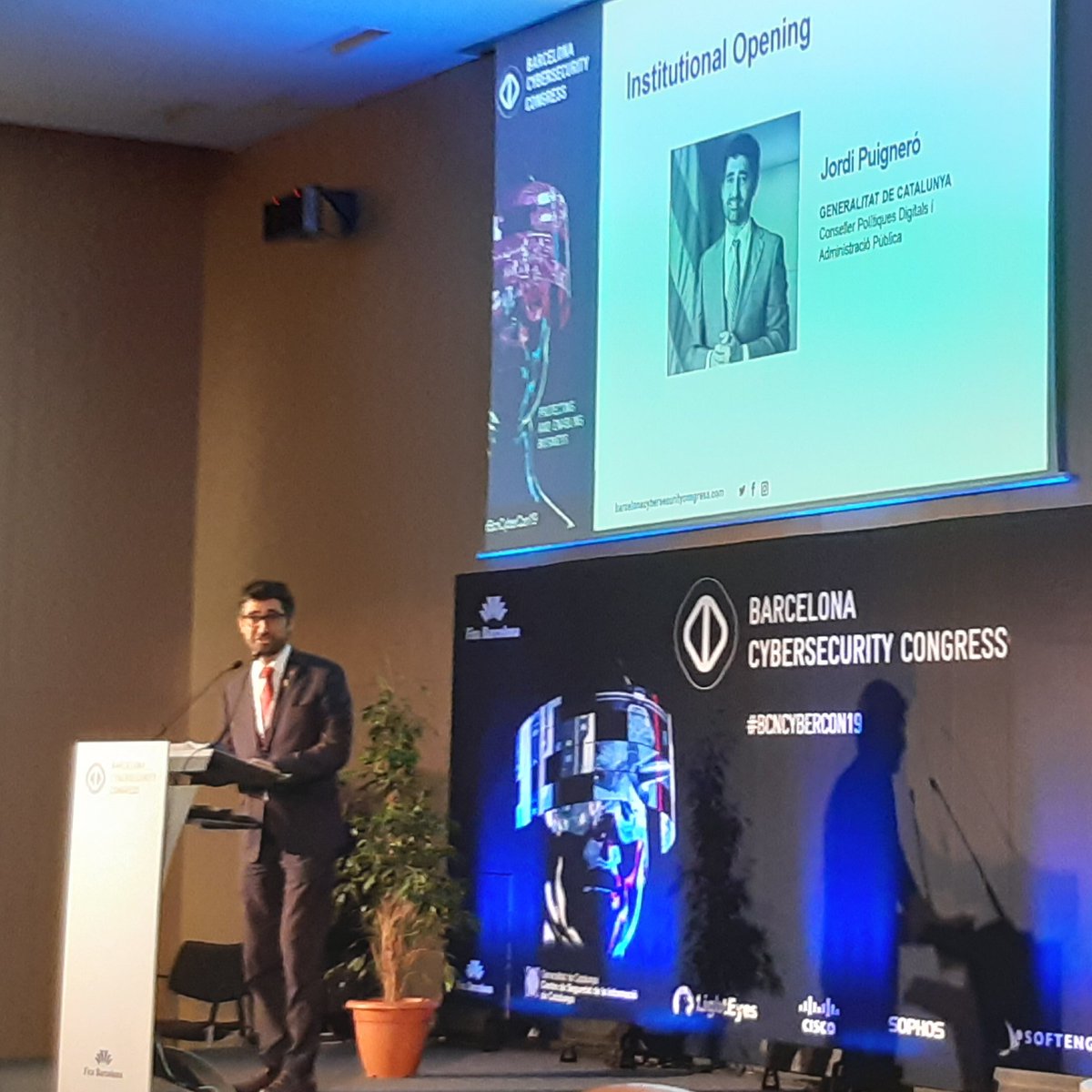 TheHarleyLawyer's tweet photo. Arranca el #CybercongressBCN #bcncybercon19!! El Conseller @jordiPuignero comença la inauguració ressaltant #Catalunya com a capital europea de l'economía digital! I per tant la vinculació de la mateixa amb la #ciberseguretat!! https://t.co/FHMSDgB3aw