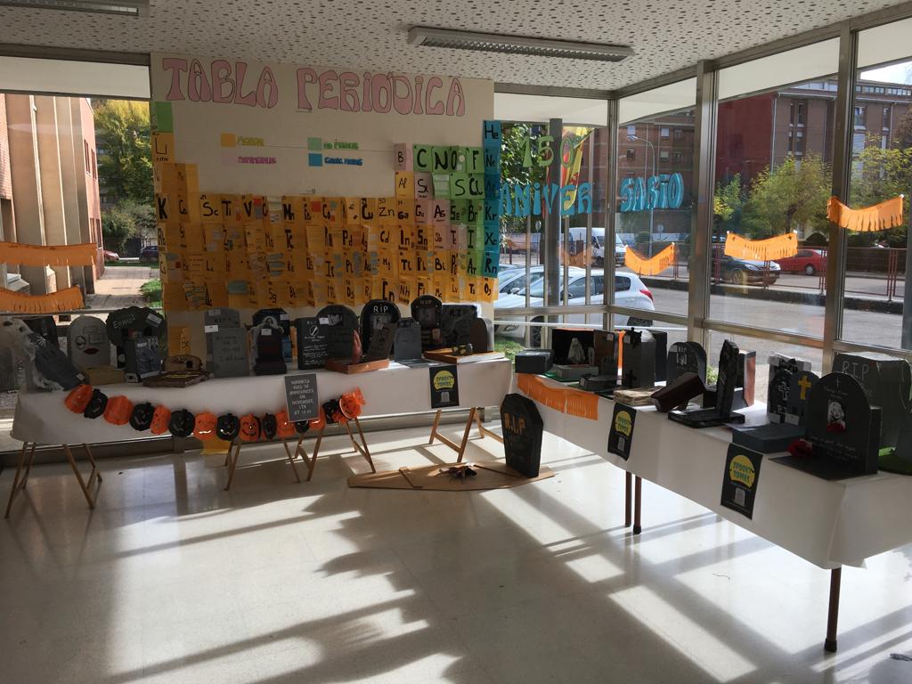 Tenemos en marcha un concurso de tumbas de personajes famosos organizado por el Departamento de Inglés para "Halloween". Podéis visitar nuestro "graveyard" en la entrada del Instituto.