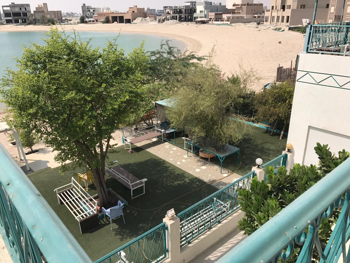 للبيع شاليه  فى صباح الاحمد البحريه مساحه ٦٥٠م  تشطيب سوبر ديلوكس دورين صف اول وجه عريضة سعر البيع ٤٦٠ الف للاستفسار الاتصال على ٦٦٨٩٢٢١٥ وتس اب ٦٦٨٩٢٢١٥